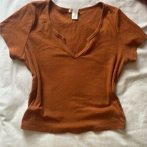 Women's Ribbed V-Neck Tee in Rust